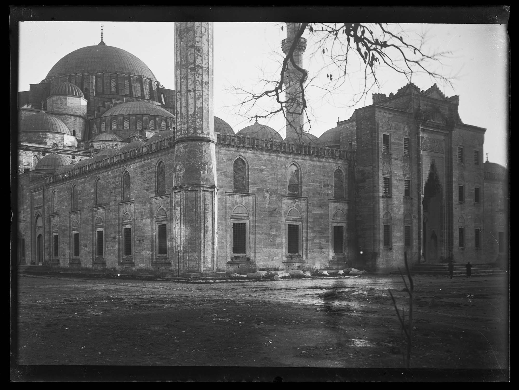 Enceinte de la mosquée, côté ouest, avec la coupole de la mosquée en arrière-plan
